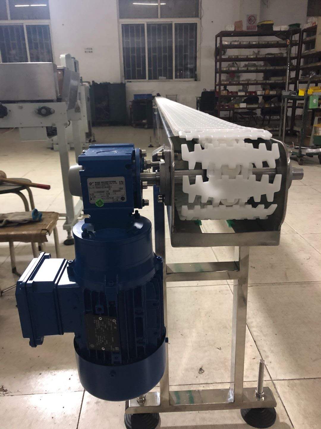 青島鴻儒輸送機(jī)械與上海光明乳業(yè)簽訂鏈板輸送機(jī)械合同！